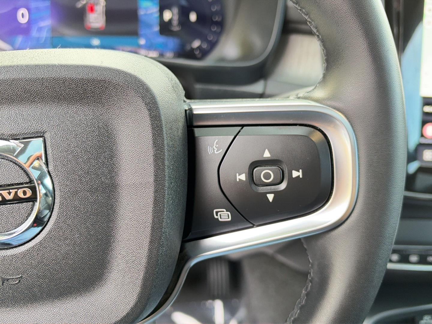 2023 Volvo XC40 Plus Bright Theme