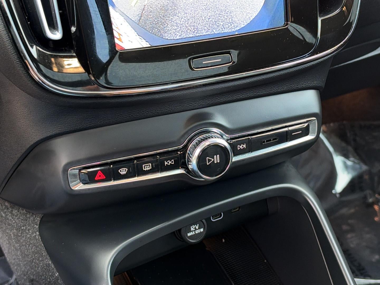 2023 Volvo XC40 Plus Bright Theme