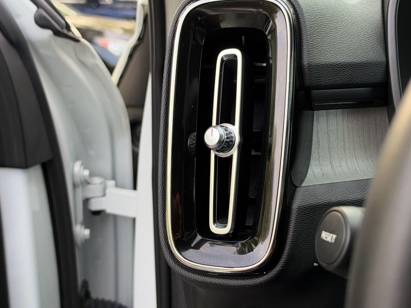 2023 Volvo XC40 Plus Bright Theme
