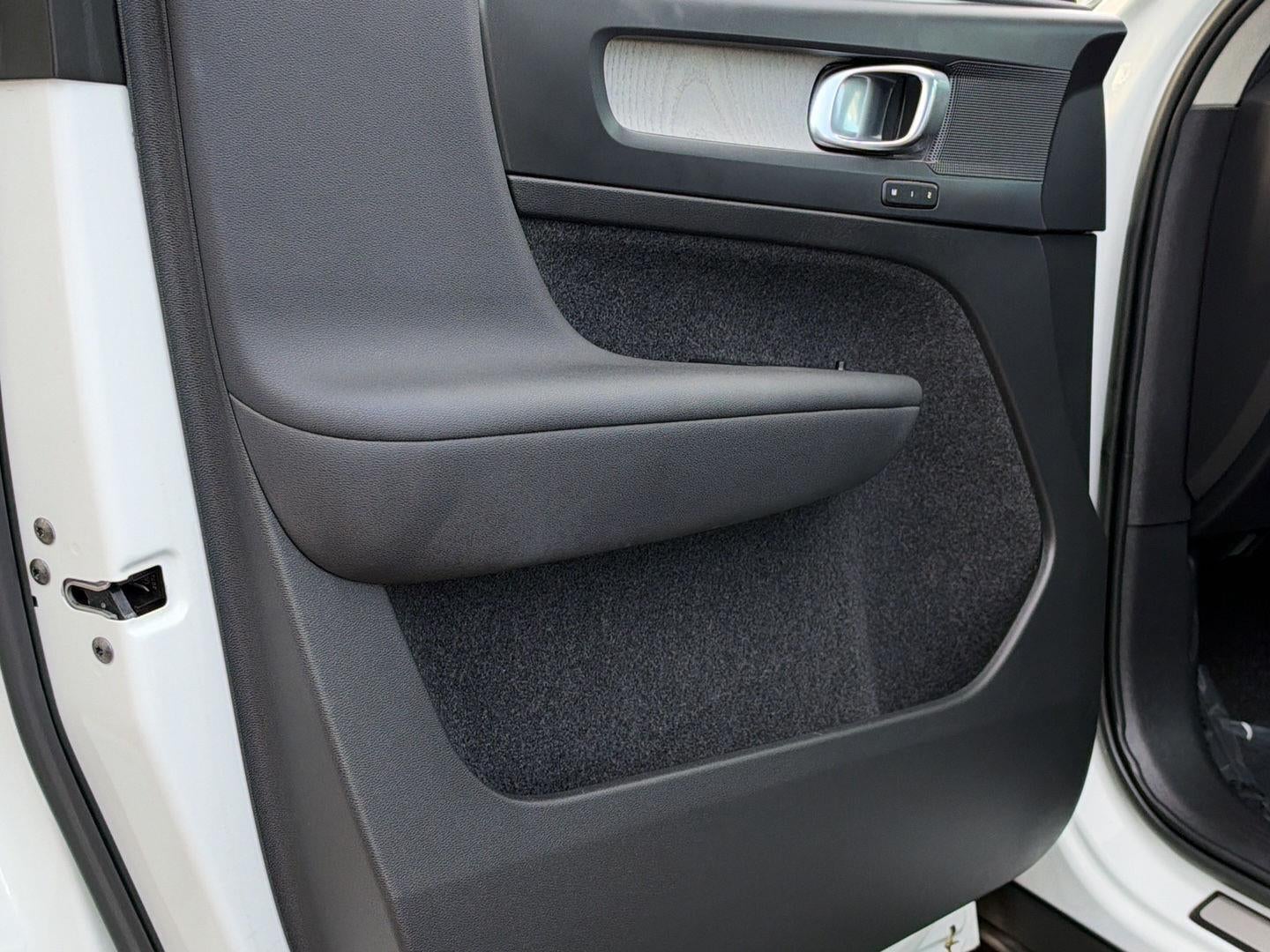 2023 Volvo XC40 Plus Bright Theme