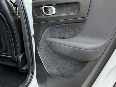 2023 Volvo XC40 Plus Bright Theme