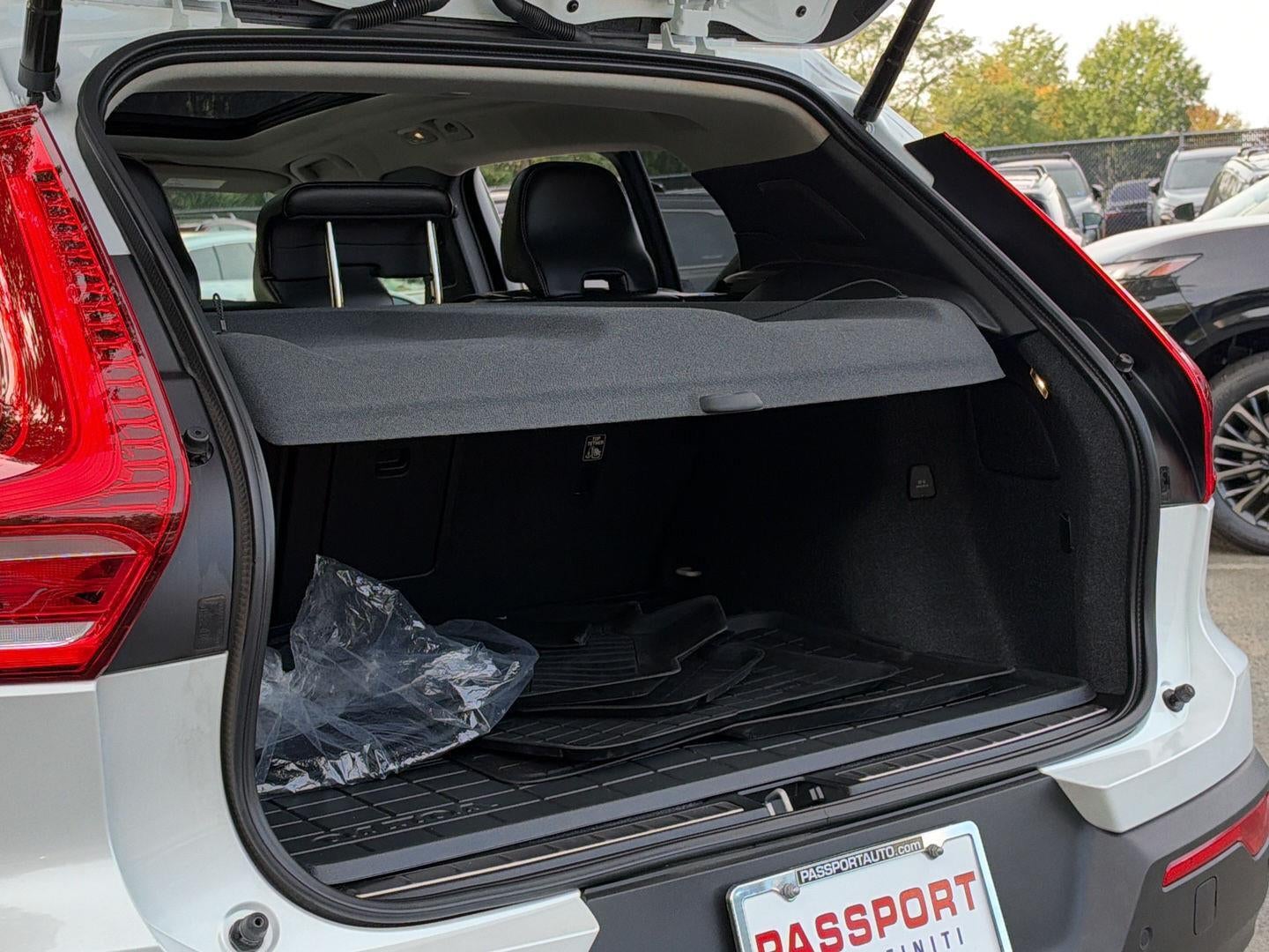 2023 Volvo XC40 Plus Bright Theme