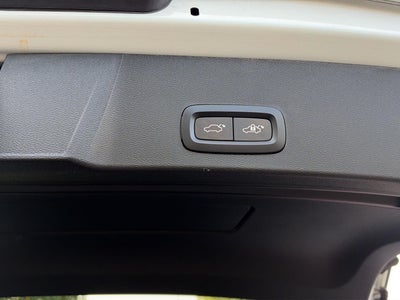 2023 Volvo XC40 Plus Bright Theme