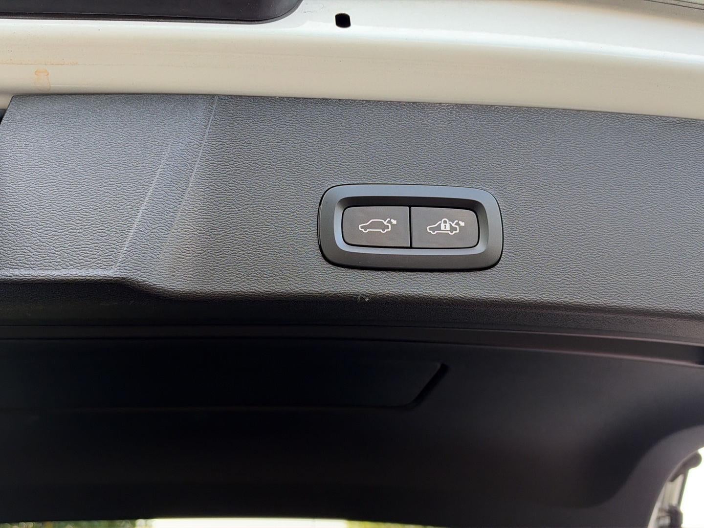2023 Volvo XC40 Plus Bright Theme