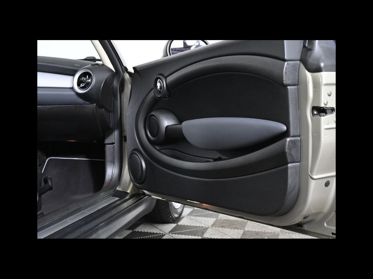 2011 MINI HARDTOP 2 DOOR 2dr Cpe