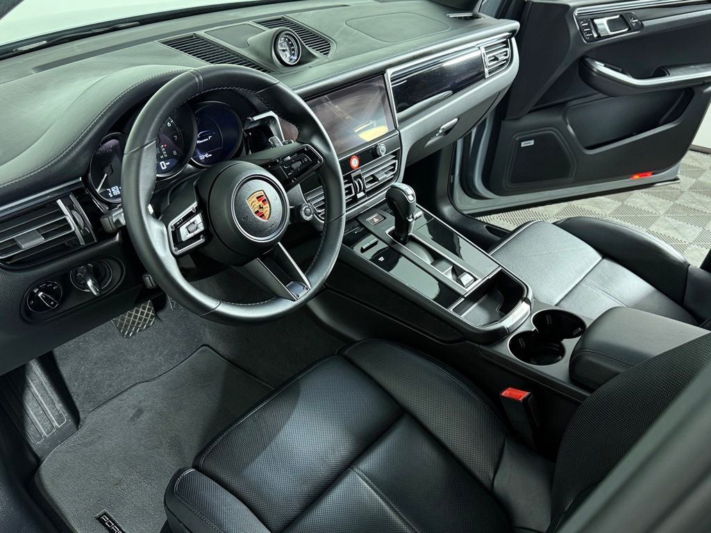 2025 Porsche Macan Base