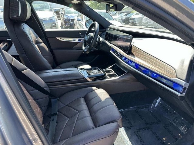2023 BMW 7 Series 740i
